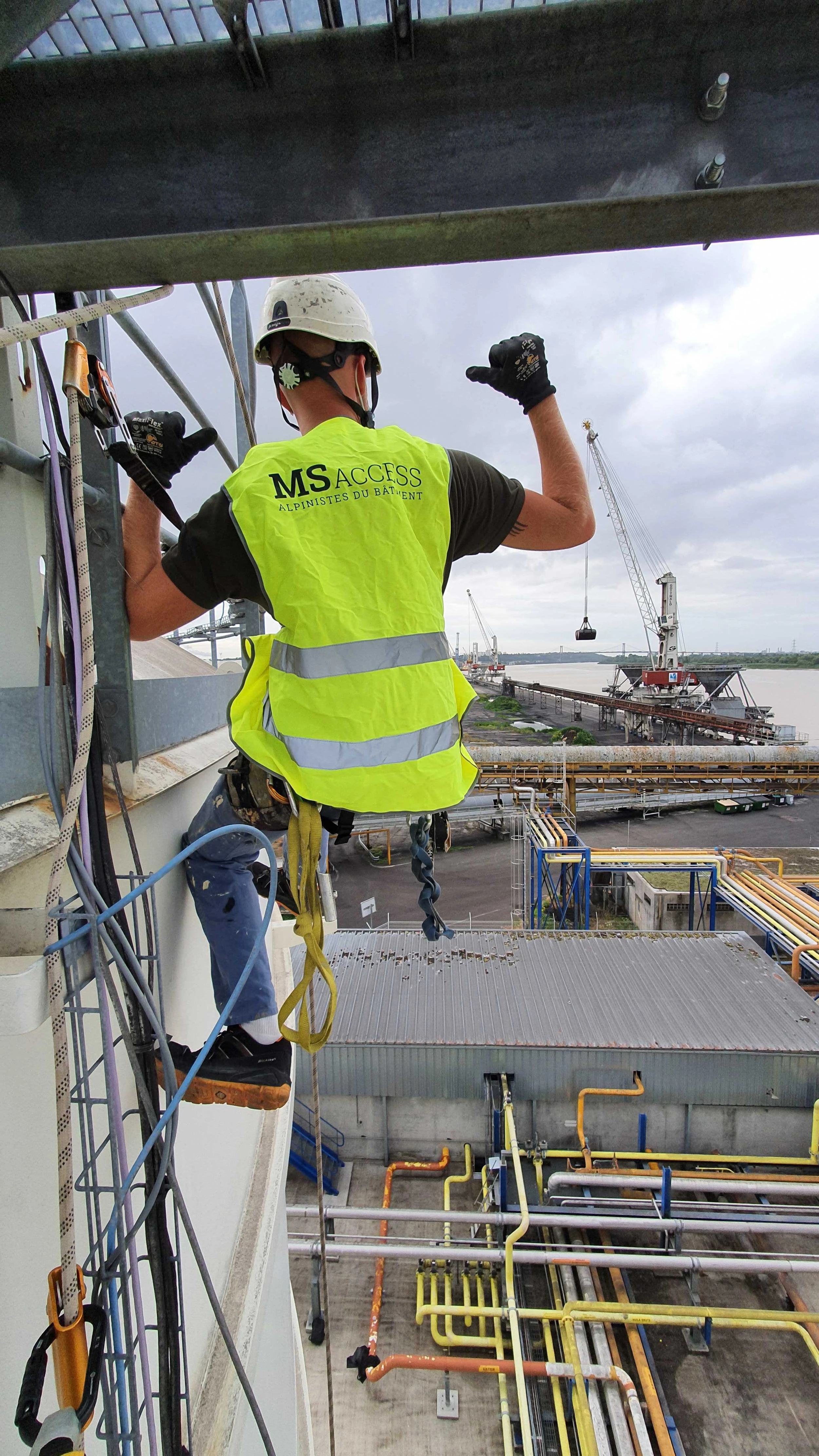 Intervention de cordistes MS Access pour des câbles sur les cuves chez AXIANS PESSAC à Pessac (industrie) – 1